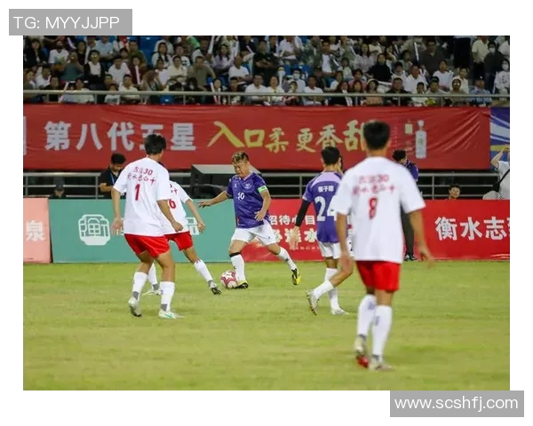 足球明星回馈故乡积极援助家乡发展助力青少年成长